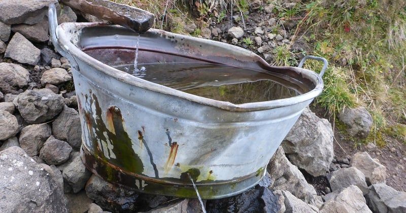 Comment poser une gouttière en zinc soi-même sans se tromper