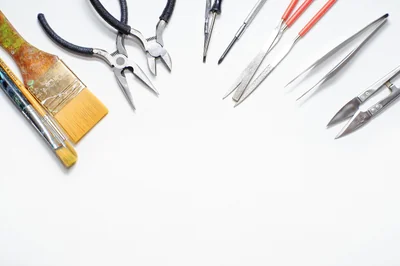 Les outils indispensables pour débuter en bricolage : le guide essentiel 2026